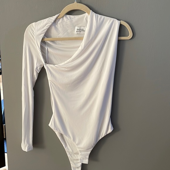 Sndys everyday Dany white one shoulder bodysuit NWOT - Picture 1 of 3